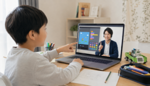 無料体験で日本人講師からオンライン個別サポートを受ける小学生